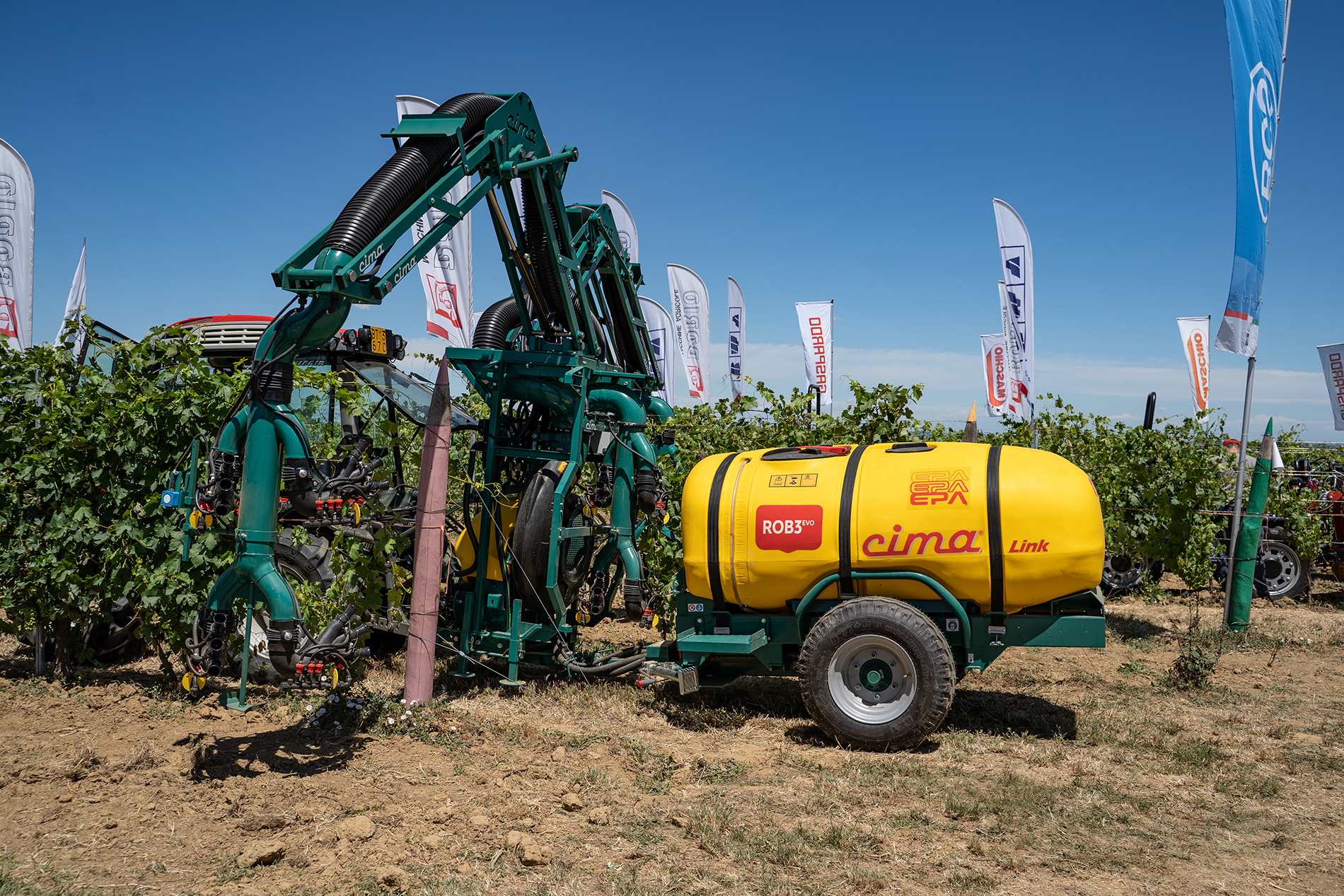 ROB3 EVO - Articulated low volume pneumatic sprayer ROB3 EVO - Articulated low volume pneumatic sprayer