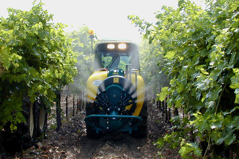 Pulvérisateur CIMA dans le vignoble