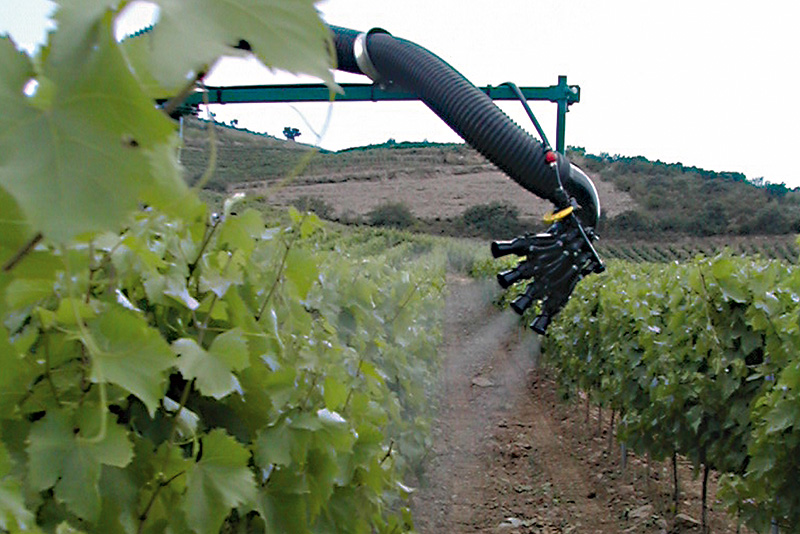 Pulvérisateur CIMA dans le vignoble